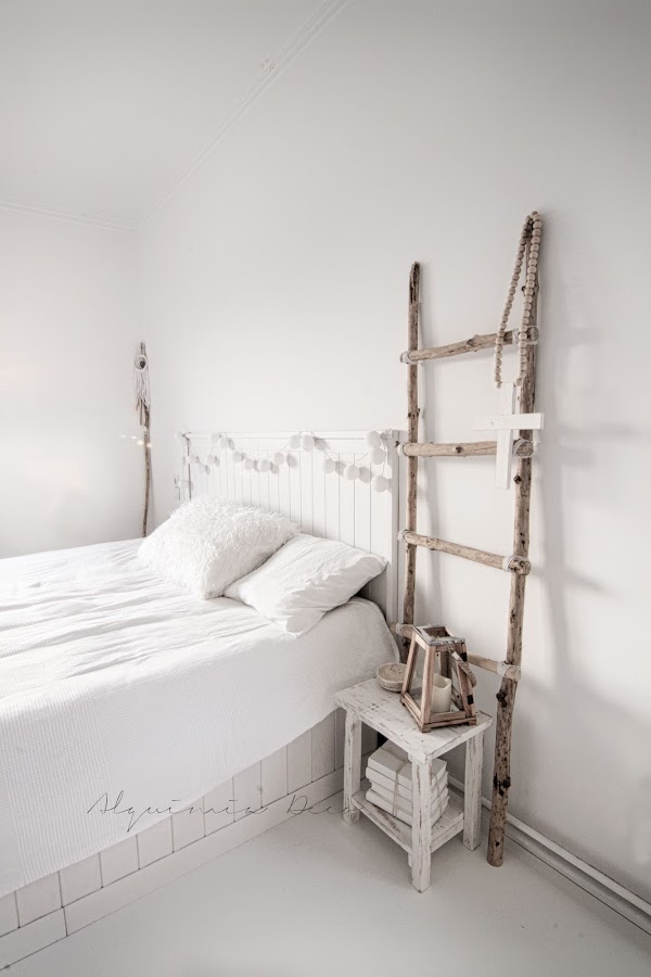 mesita noche escalera decorativa palos madera natural blanco envejecido estilo nordico decoracion nordica interiorismo barcelona interiorista alquimia deco