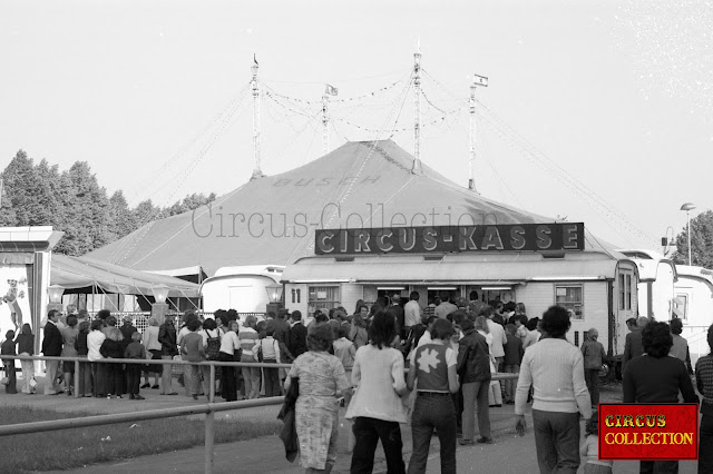 Roulotte caisse du Cirque Allemand  Busch Roland 1976