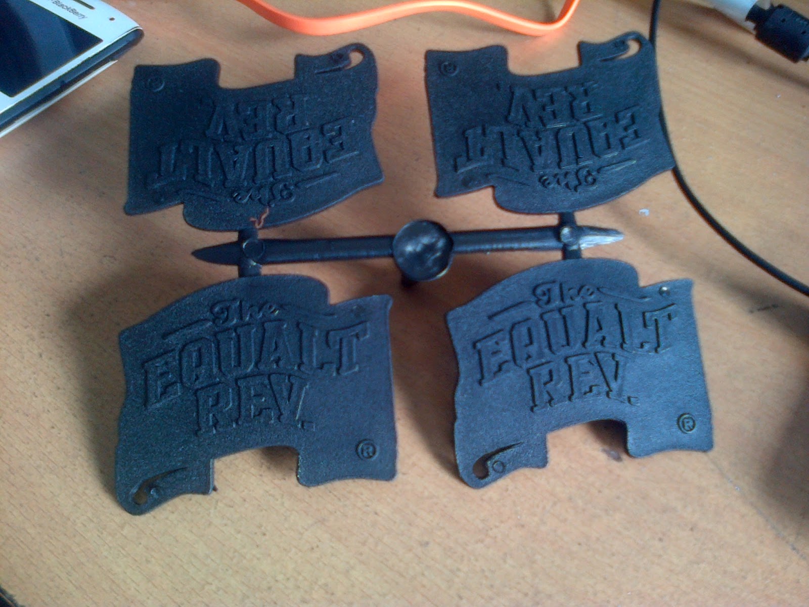 PROSES PENCETAKAN PRODUK PLASTIK ASESORIS HANG TAG/GANTUNGAN PAKAIAN