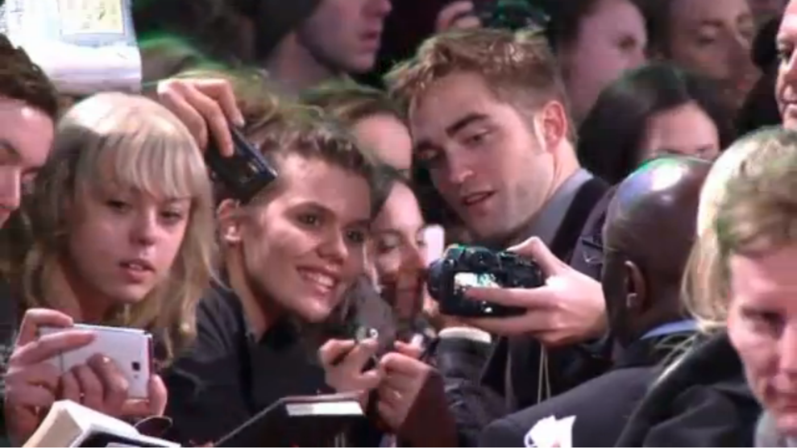 http://3.bp.blogspot.com/--jRiucQP5Yk/UKS3HyQQroI/AAAAAAAASxQ/zEnUxZUgvUM/s1600/Kristen+Stewart,+Robert+Pattinson+And+Taylor+Lautner+Attend+The+Twilight+Premiere+In+London+3.png