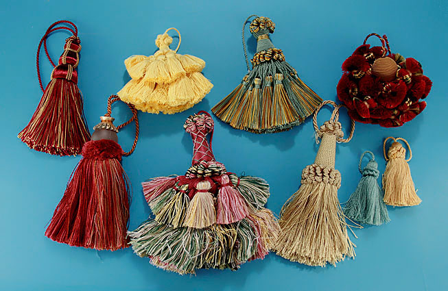 The Golden Fingers: Easy way to make a tassel