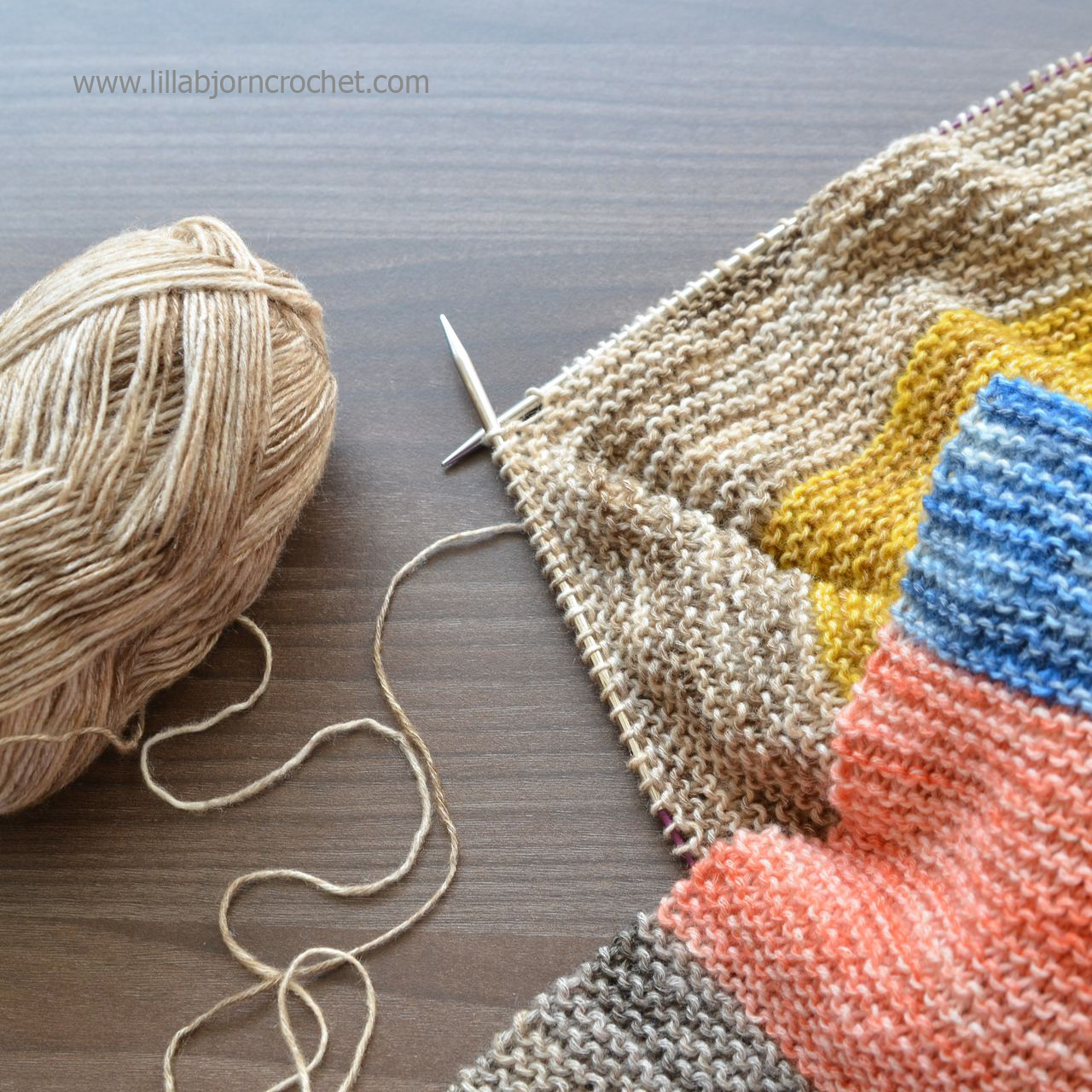 Simple knitted baby blanket with garter stitch. Made with Spirit yarn by Scheepjes. Design by Lilla Brjon Crochet