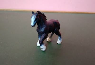 Miniatura de vinil Safari de cavalo preto de "meias brancas" Clydesdale Stallion  5,5cm de comprimento 4,5cm de altura   R$ 8,00