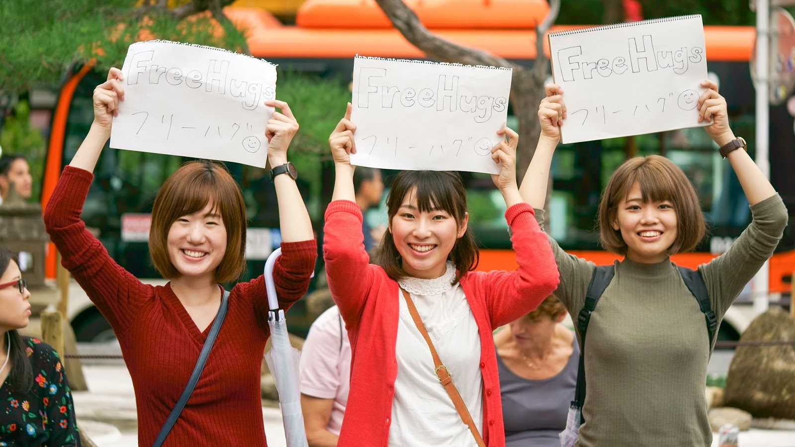 Почему японцы хорошо рисуют. Этикет палочки японский. Аниме девушки с едой. Японцы в москве. Японцы в россии фото.