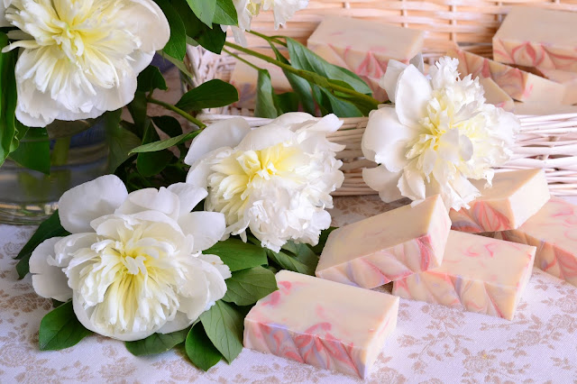 Jabones con flores naturales, detalles para boda elegante romántica