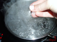 Añadiendo la sal al agua hirviendo