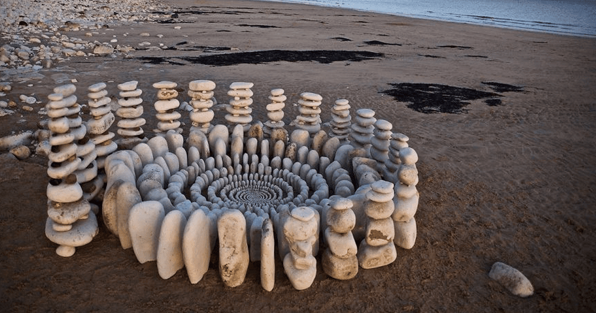 Artist Turns Natural Objects Into Mesmerizing Mandalas And Leaves Them For People To Discover Artist Turns Natural Objects Into Mesmerizing Mandalas And Leaves Them For People To Discover