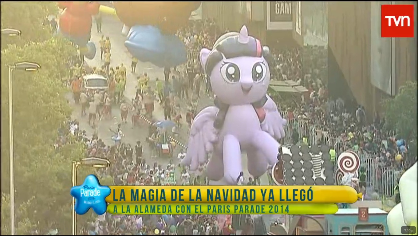 Equestria Daily - MLP Stuff!: GIANT Twilight Sparkle Takes Over Chile!
