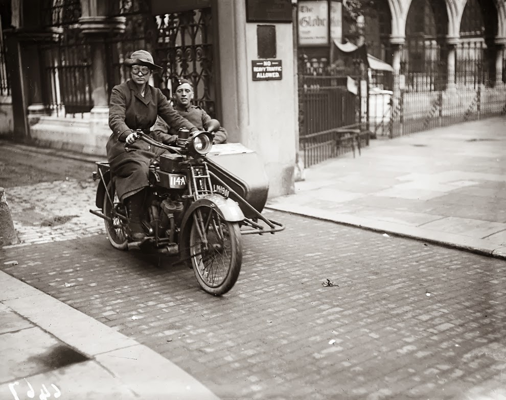 32 Badass Vintage Photographs Of Women And Motorcycles 