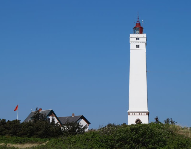 Blavandshuk Fyr: Ein eindrucksvoller Leuchtturm. Kommt mit auf unseren Ausflug zum Leuchtturm von Blavand, auch Blavandshuk Fyr genannt! Auf Küstenkidsunterwegs zeige ich Euch ein tolles Ausflugsziel für Familien mit Kindern im Dänemark-Urlaub.