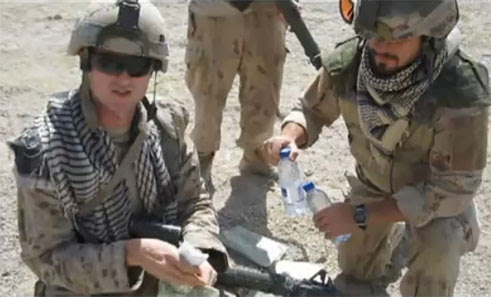 Video : 戦争に行っても、多分コーヒーが飲みたいコーヒー好きのみなさんのために、あえてアフガンの紛争地域で、戦場でのコーヒーの作り方を教えてくれる親切なカナダのハート・ロッカーな兵士たち… ! !