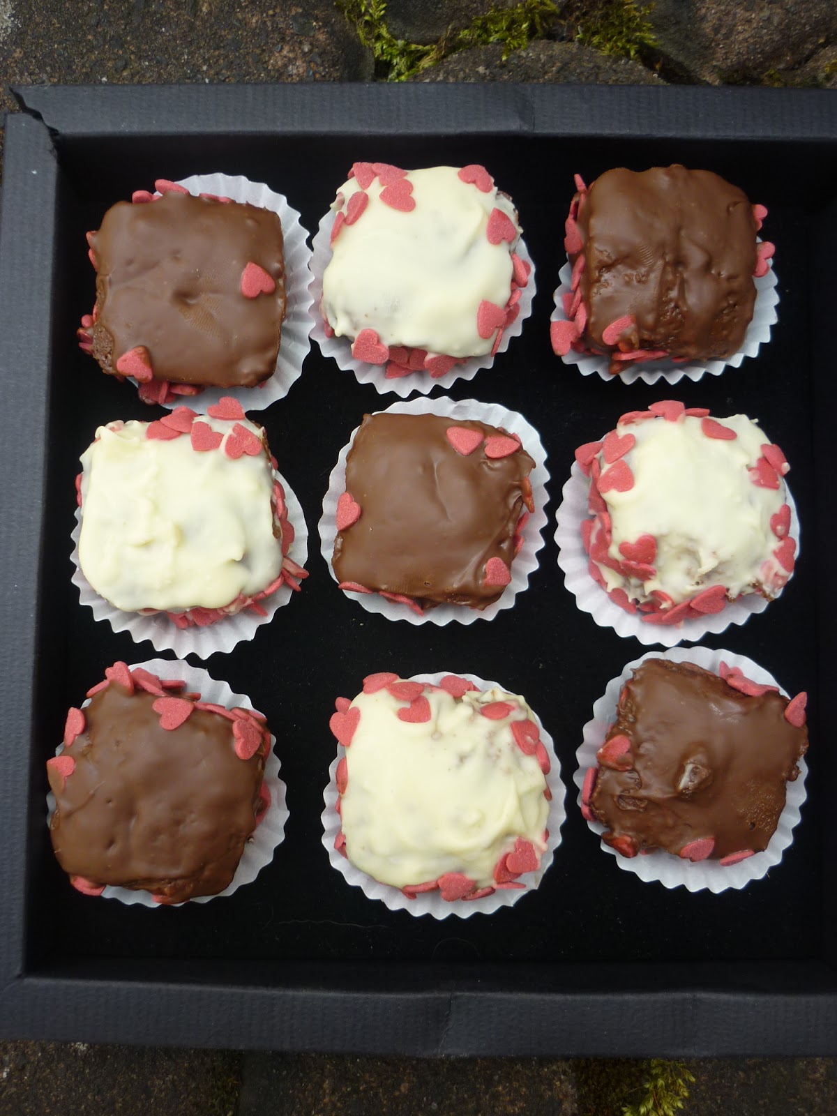 estrellacanela: Mini-Brownies mit Schokoglasur und roten Zuckerherzen ...