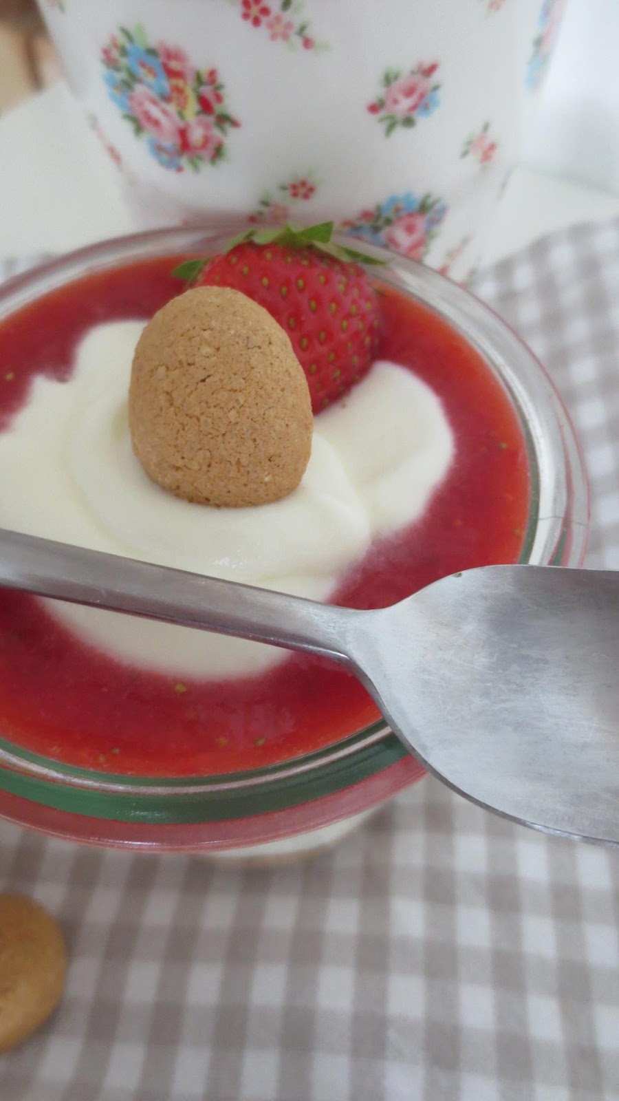 ichliebediesentag: Erdbeerzeit V - Erdbeer-Amarettini Dessert