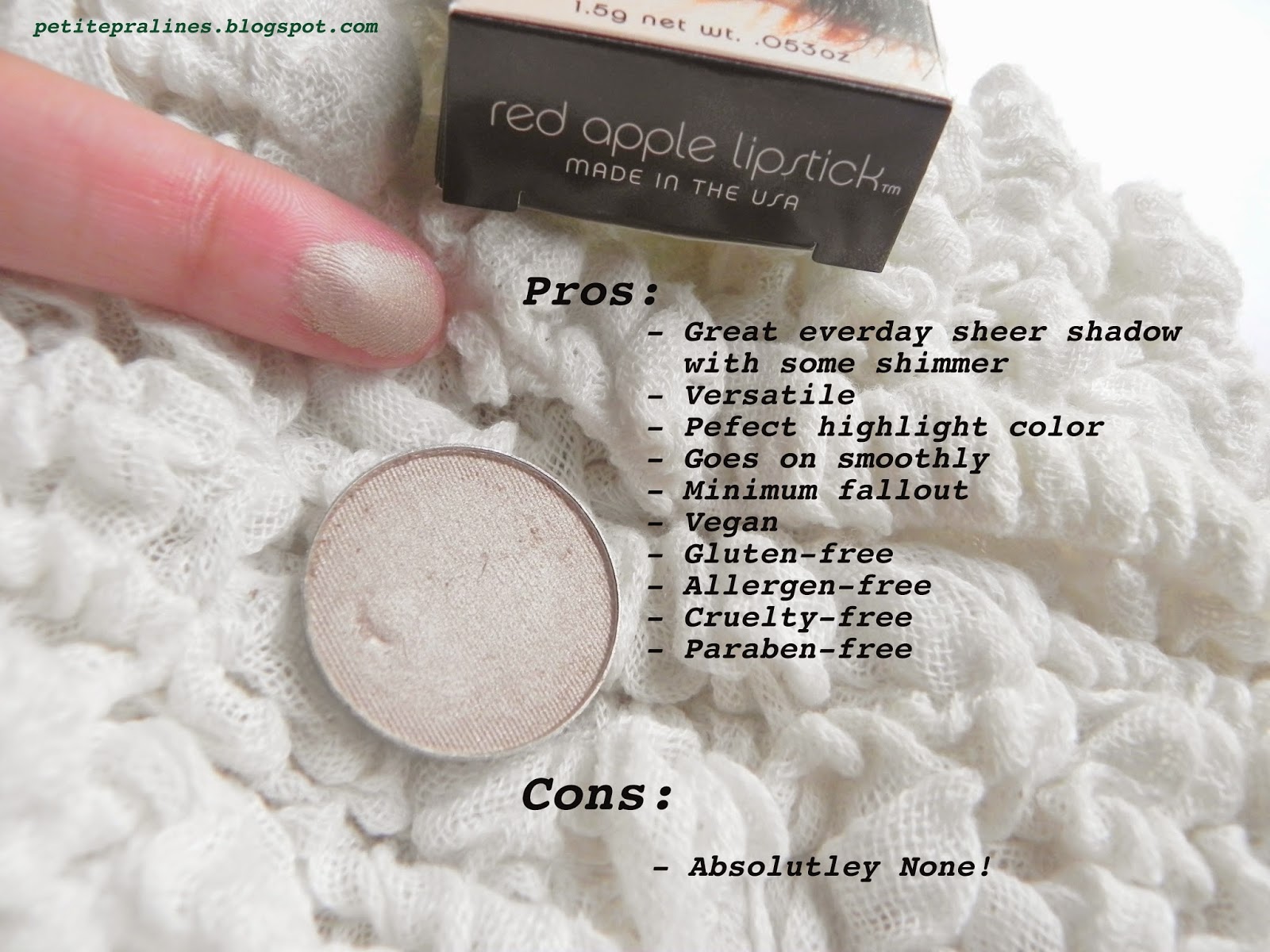 Au Naturale Product Review Red Apple Lipstick Eyeshadow in Champagne