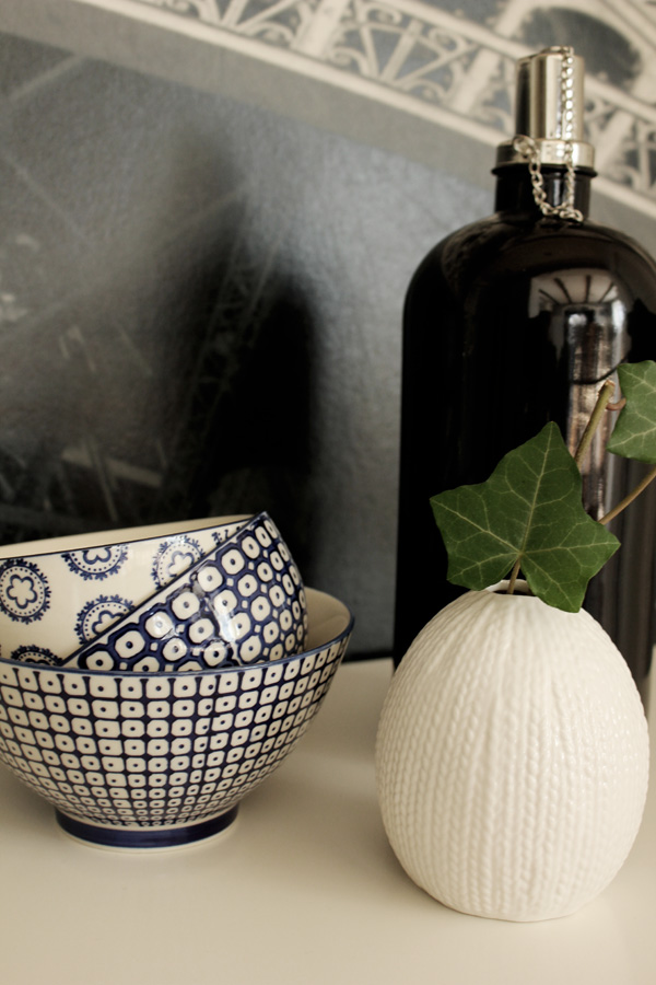 svart oljelampa, oljelampa från village, skålar med blå dekor, liten vit vas med kvist