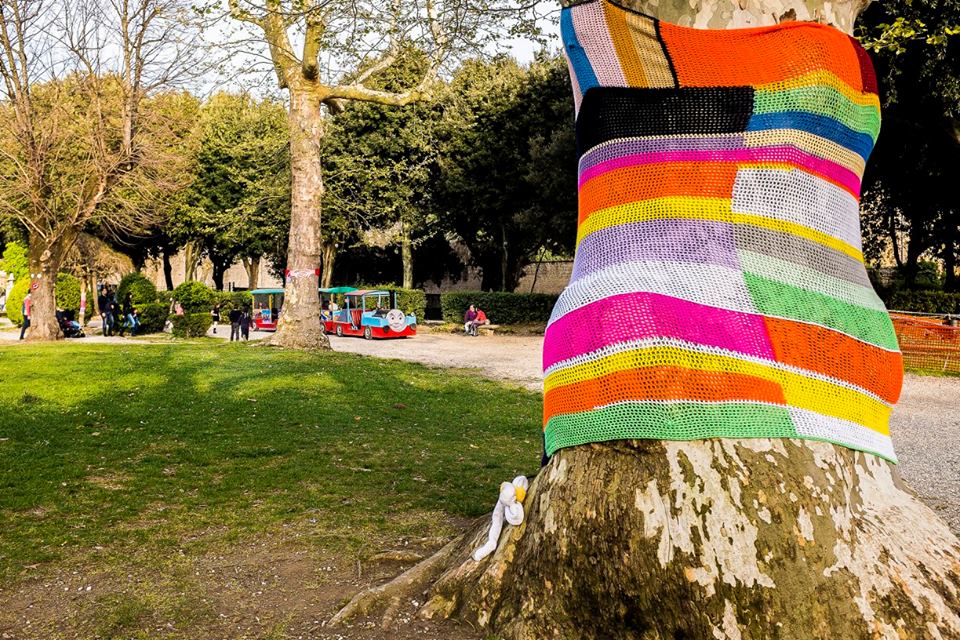 Yarn Bombing Viterbo Il Nostro Prato Giardino visto da Guido Landucci