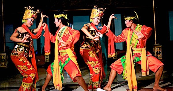 10 Tari Tradisional Jawa Timur - TradisiKita