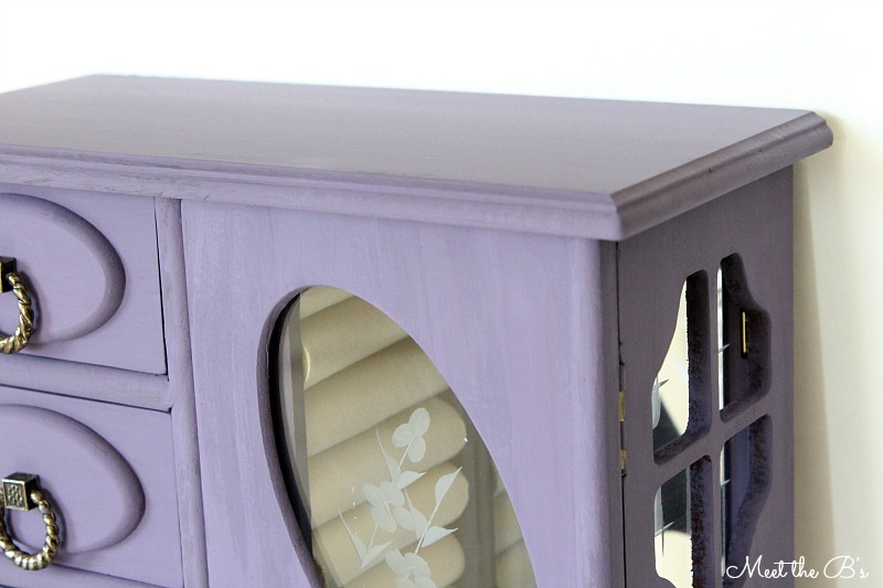 Purple chalk painted jewelry box. Easily give an update to your jewelry storage!