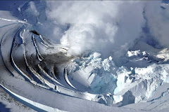 Alaska: de la vapeur sort de la cheminée supérieure du cratère du mont Redoubt.