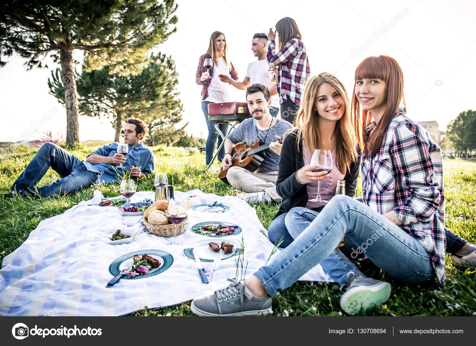 Едим веселые друзья. Люди на пикнике. Пикник с друзьями. Фотосессия пикник с друзьями. Молодежь на пикнике.