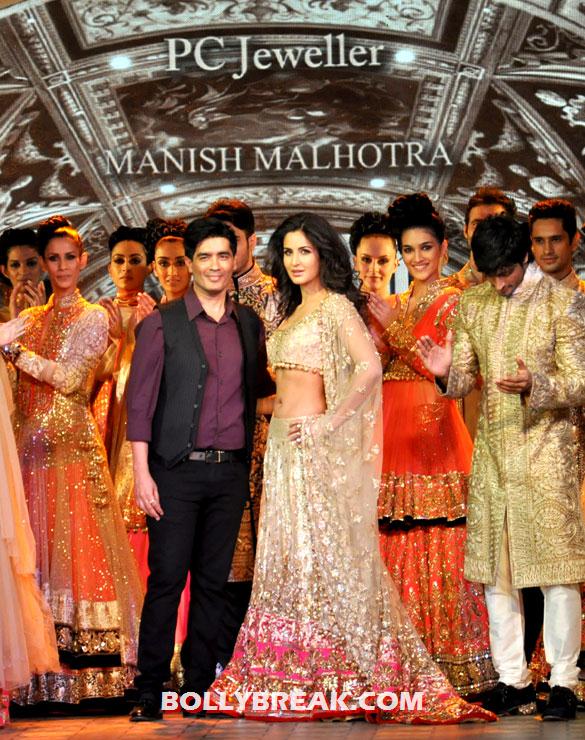 Manish Malhotra, Katrina Kaif, Vidyut Jamwal - (3) - Katrina Kaif walks for Manish Malhotra at PCJ Delhi Couture Week 2012