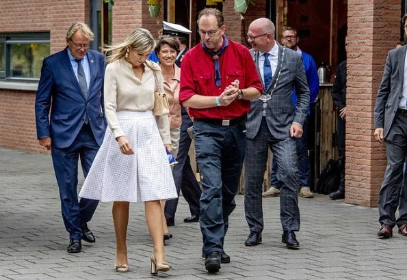 Queen Maxima wore a white cotton pleated skirt by Natan Edouard Vermeulen, Salvatore Ferragamo Flower Heel Pump Shoes, carried Chanel bags