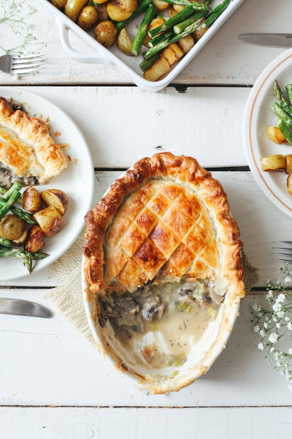 CREAMY LEEK & MUSHROOM PIE (VEGAN) CREAMY LEEK & MUSHROOM PIE (VEGAN)