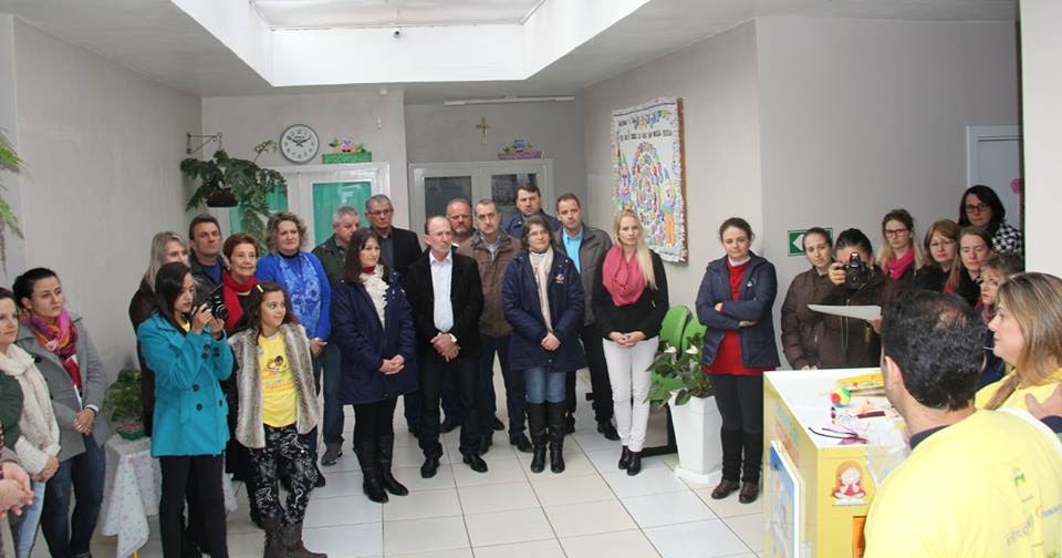 Colbachini recebe a doação de Estante de Histórias