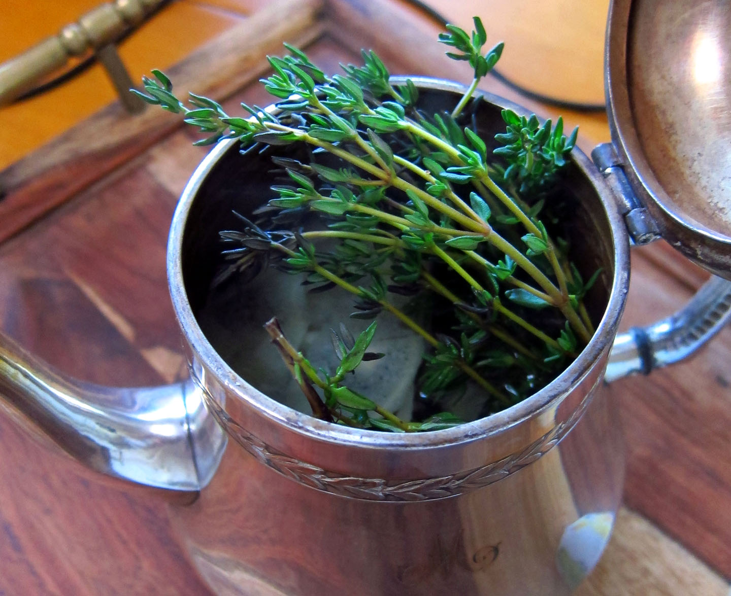 Заварка для цветов. Чай с чабрецом и розмарином. Травяной отвар. Чайные травы. Настой из трав.