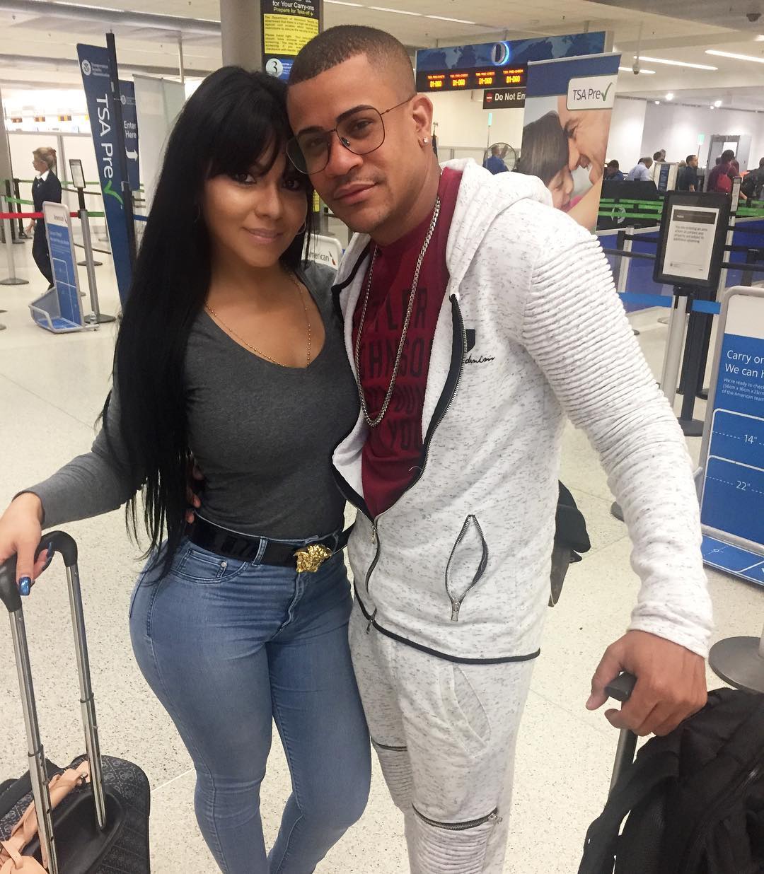 Rose Monroe (rosexmonroex) con Gente de Zona en el aeropuerto de Miami (FOTOS) Zona de Bellezas