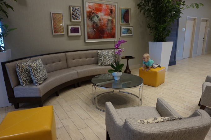 Hotellin lounge Kokemuksia Miami Beachin hotelleista ja majoituksista lasten kanssa sekä leikkipaikoista / Homewood Suites by Hilton Miami Dolphin Mall