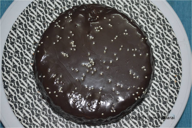 DARK CHOCOLATE GANACHE (FROSTING AND GLAZING THE CAKE)