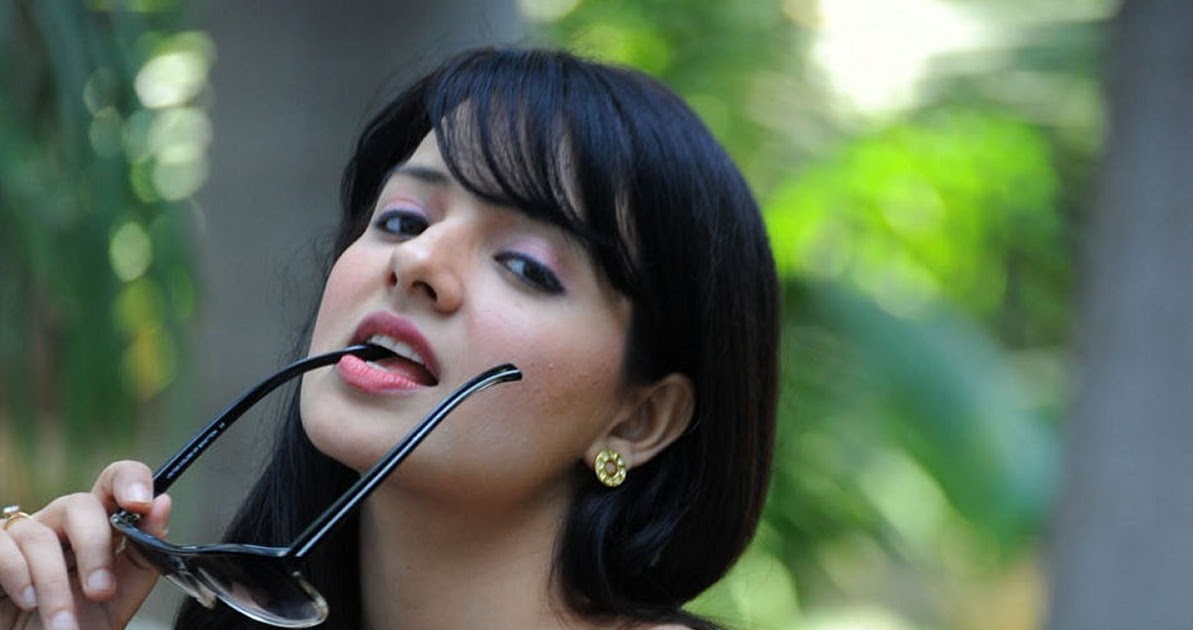 Saloni Aswani glamorous red hot photoshoot in a tight