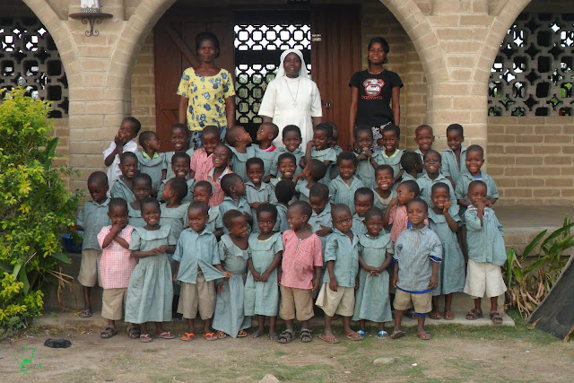 I bambini della scuola della missione di Atchanvé in Togo nella foto di classe