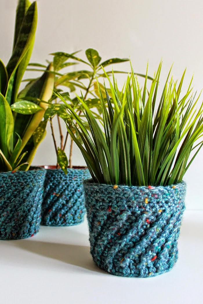 http://theinspiredwren.blogspot.com/2014/08/couch-craft-spiral-crochet-planter.html