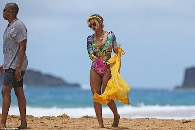 9 Beyonce & JayZ show rare PDA on a beach in Hawaii (photos)
