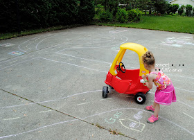 Sidewalk Chalk Fun: 40+ Games and Activities for Kids for the Summer, plus DIY Chalk Paint Recipe - www.sweetlittleonesblog.com