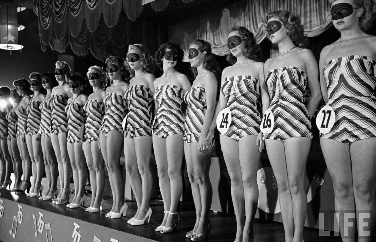 Pictures From a Beautiful Legs Competition in Los Angeles, 1949