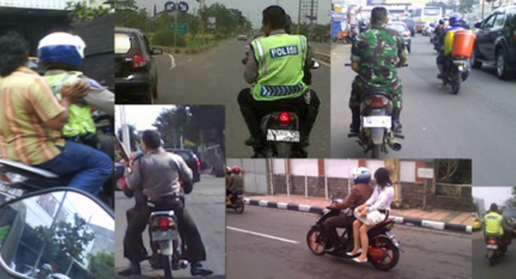 Polisi lalu lintas menilang para pengendara sepeda motor yang tidak menggunakan helm. hal ini termasuk cara mengatasi pengingkaran kewajiban warga neagara, yaitu