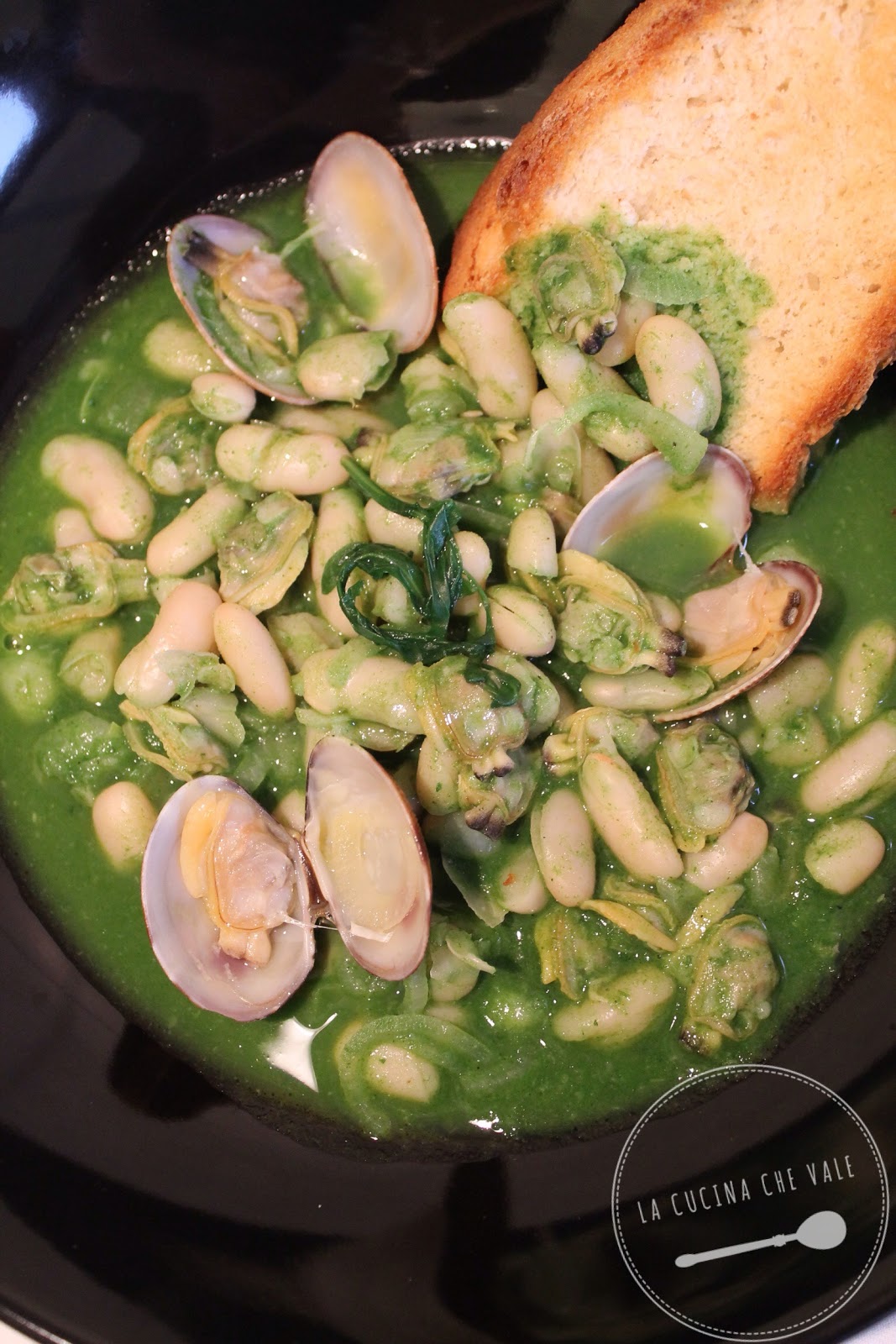 ZUPPETTA DI CANNELLINI E VONGOLE CON PANE CROCCANTE ALL'AGLIO La Cucina che Vale