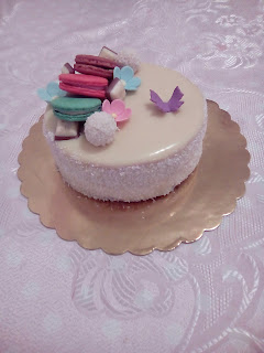 Tort aniversar cu glazura de ciocolata alba