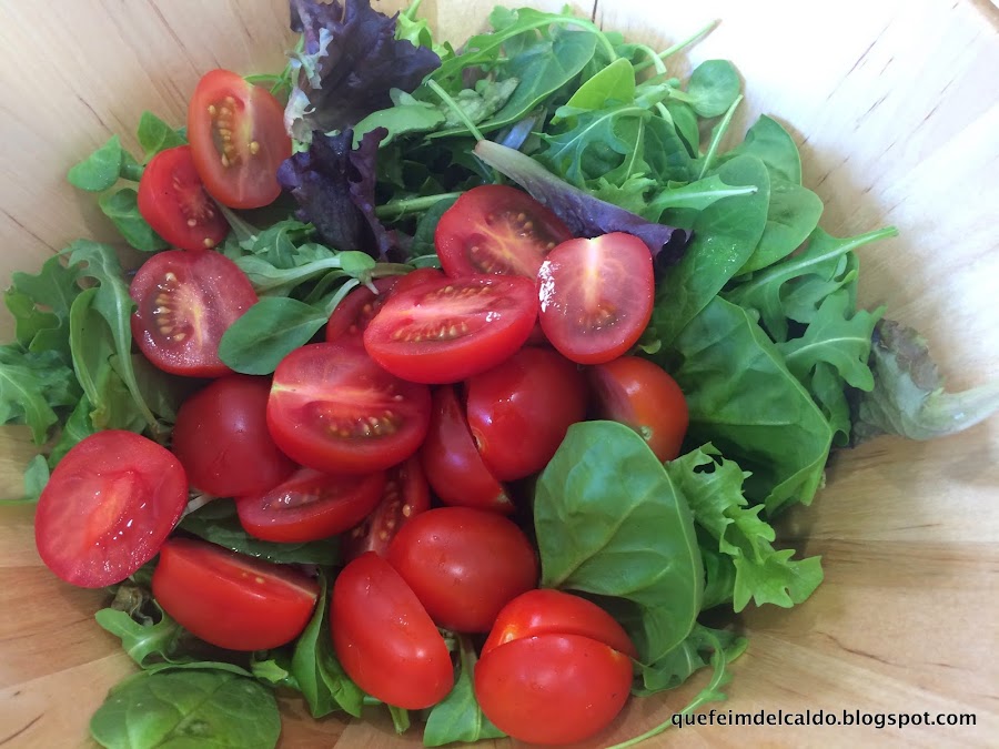 Ensalada verde con salmón ahumado y vinagreta de salsa de soja y manzana