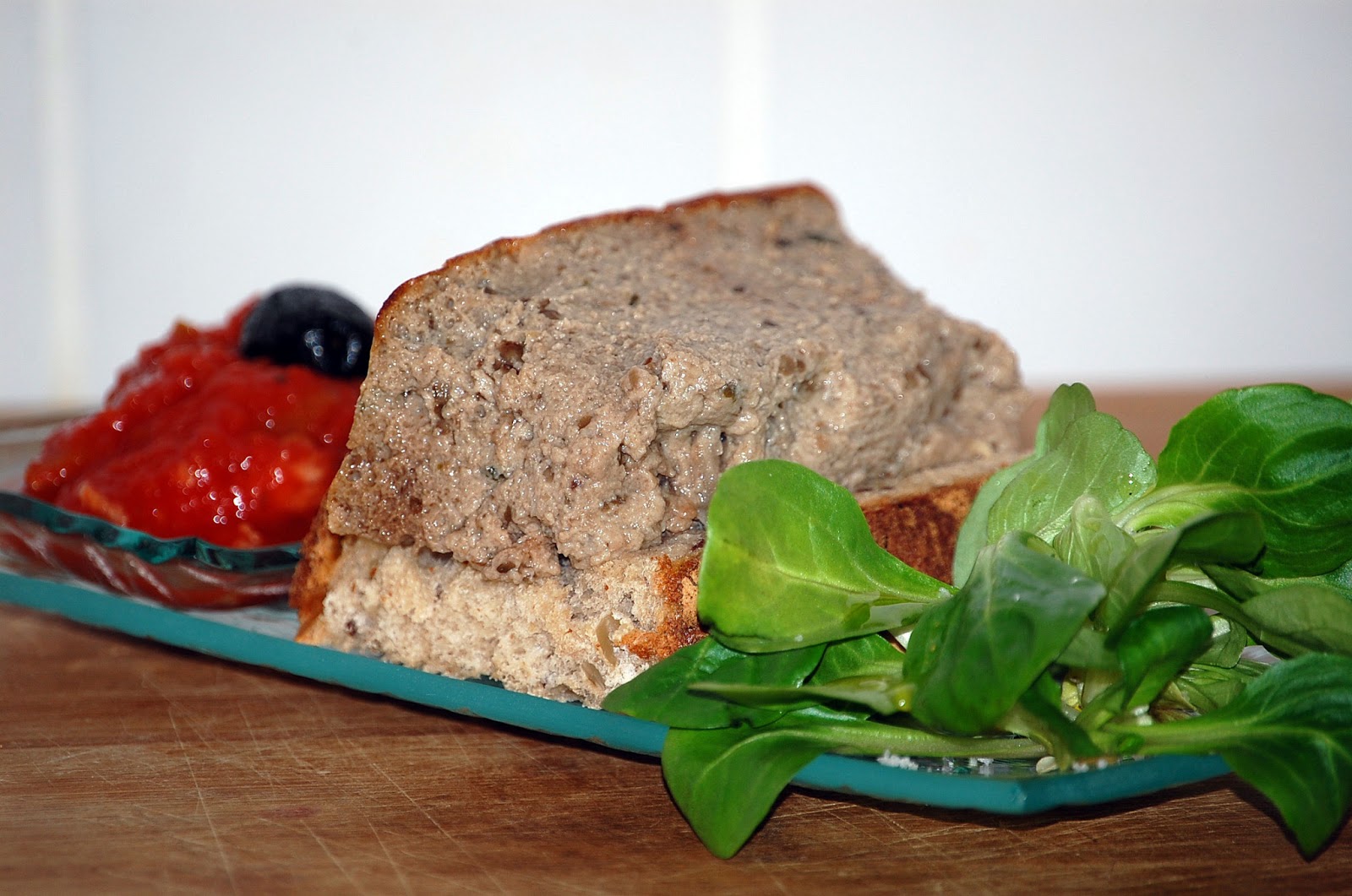 A table les loulouttes ! Terrine d'aubergines aux olives noires et son