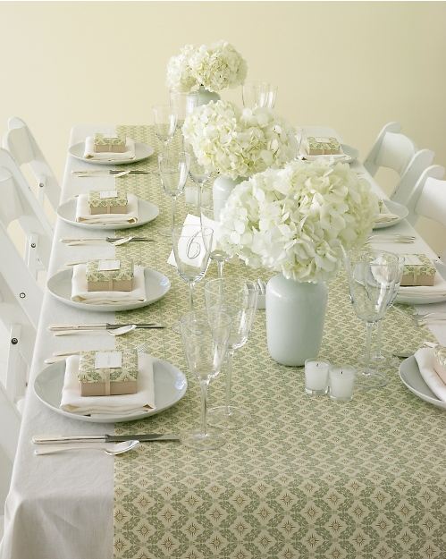 Hardly Housewives: Wrapping Paper Table Runners