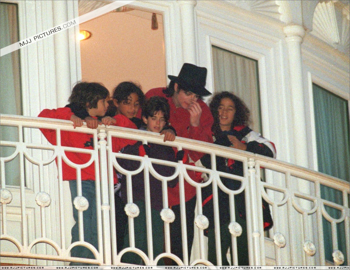 [FOTOS] Michael Jackson visita Disneyland Paris Dezembro de 1995 MJFans BR Michael Jackson