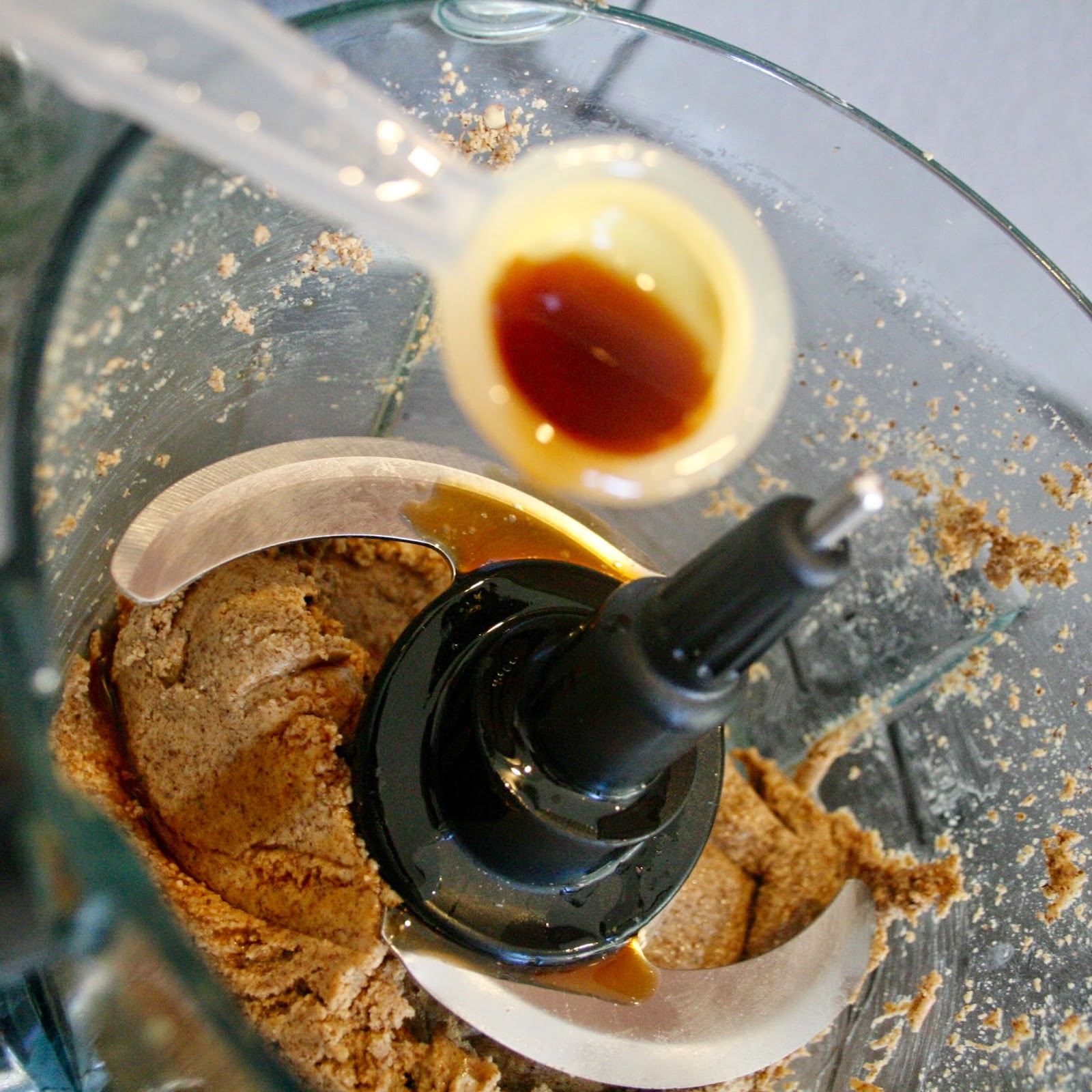 Easy Breezy: Easy Homemade Almond Butter