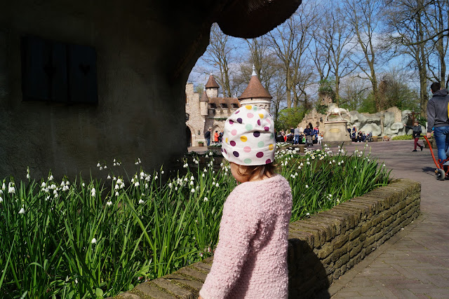 frau holle haus erstrahlt im frühling