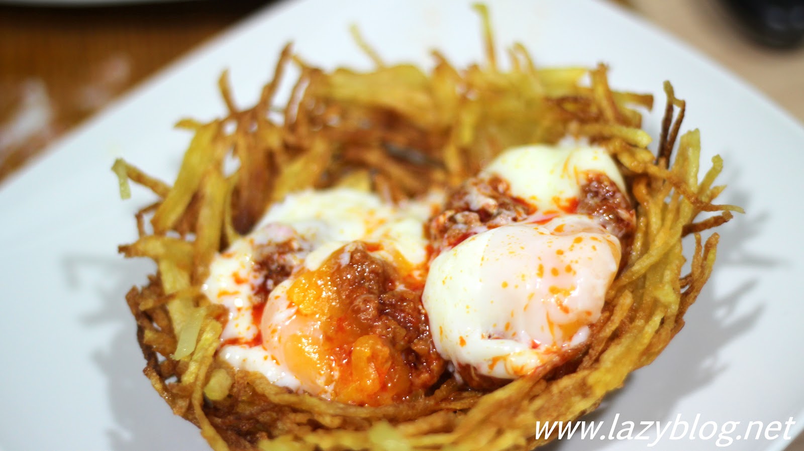 Huevos poché con sobrasada en nido de patatas paja Huevos poché con sobrasada en nido de patatas paja