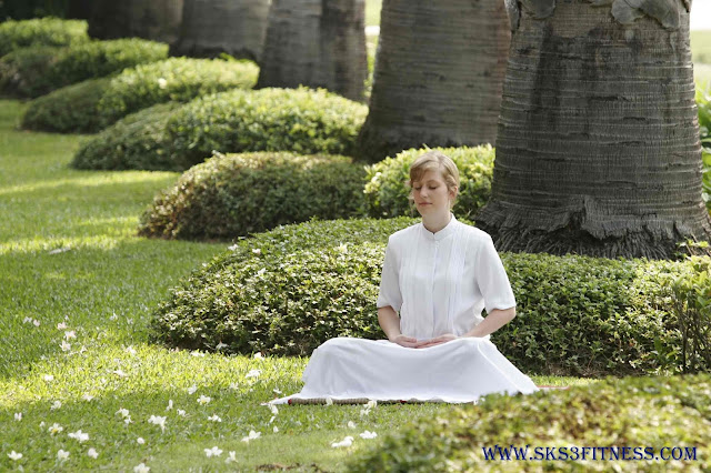 How to do Meditation At Home for beginner Girl doing meditation in the garden
