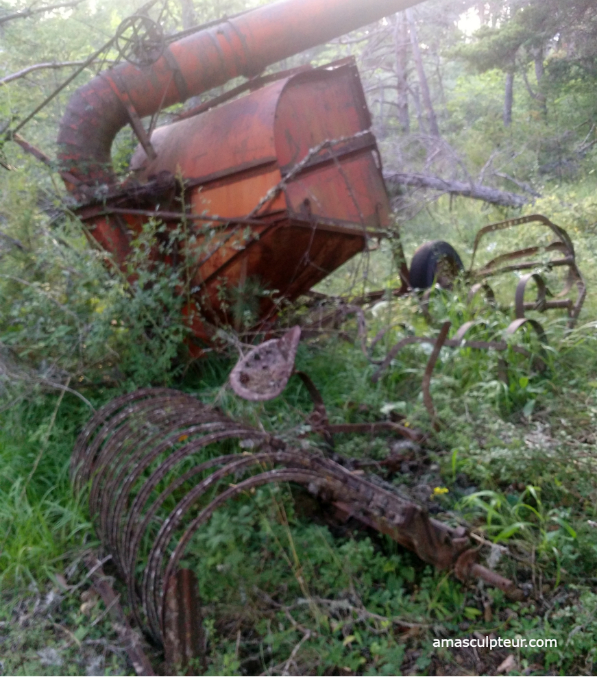 machine agricole abandonnée, article par Ama Machine agricole rouillée, Alpes de Haute-Provence